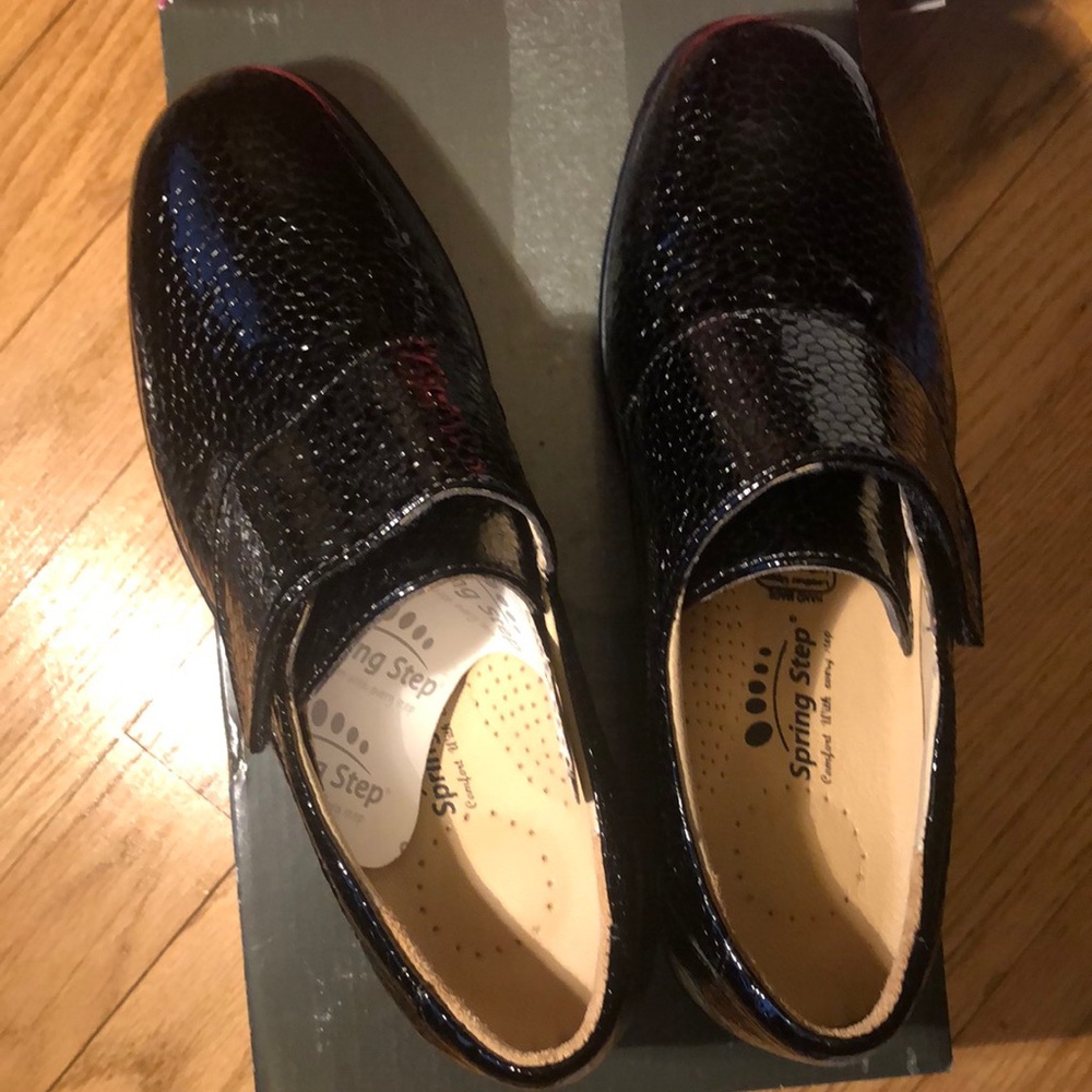 Brand new spring step genuine lacquer leather Corvo loafers